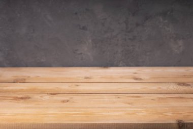 Ahşap masa ya da gri beton duvar arkaplan dokusu yüzeyinin yanındaki raf