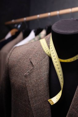 Erkek terzi mankeni ceketi, yaratıcı kıyafet atölyesi konsepti.