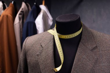 Erkek terzi mankeni ceketi, yaratıcı kıyafet atölyesi konsepti.