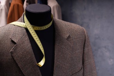 Erkek terzi mankeni ceketi, yaratıcı kıyafet atölyesi konsepti.