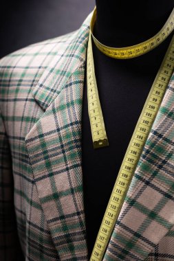 Erkek terzi mankeni ceketi, yaratıcı kıyafet atölyesi konsepti.