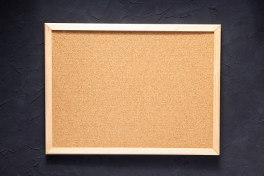 Koyu beton duvar arkaplan dokusu yüzeyindeki mantar tahta