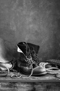 Eski deri seyahat eski ayakkabı ve çanta ahşap masa, duvar arkaplan desenli