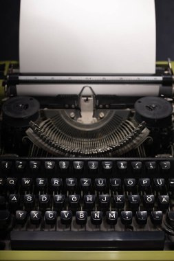 eski tip daktilo retro yazar konsepti olarak