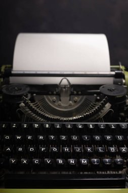 eski tip daktilo retro yazar konsepti olarak