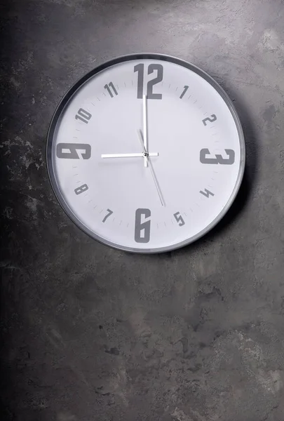 Wall Clock Concrete Painted Background Grey Texture Surface — Fotografia de Stock