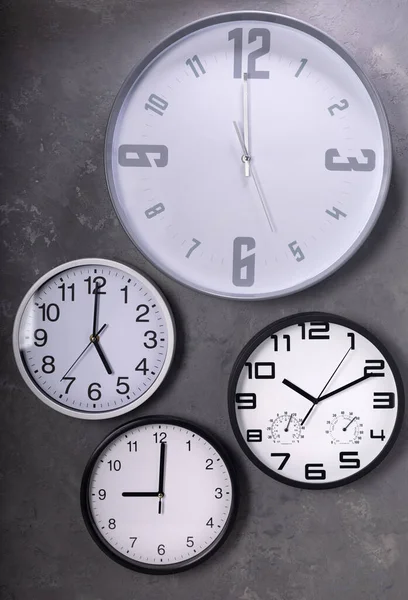 Coleção Relógio Parede Concreto Cinza Fundo Massa — Fotografia de Stock