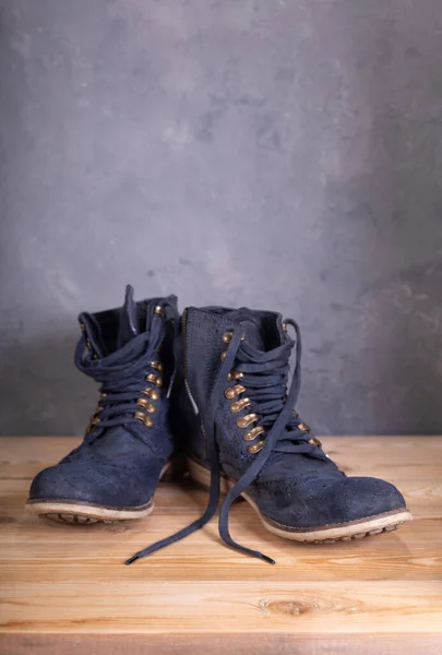 Travel Vintage Old Boots Shoes Wooden Desk Table Concrete Wall — Stock Photo, Image