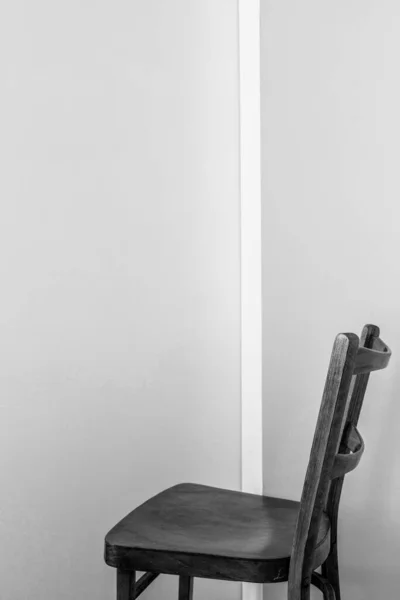 壁の背景色の近くの木製の椅子 — ストック写真