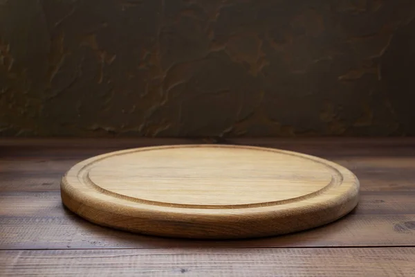 Deska Cięcia Pizzy Przy Drewnianym Stole Teksturą Tła Ściany — Zdjęcie stockowe