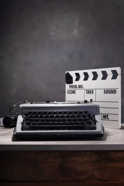 Vintage Typewriter Camera Movie Clapper Board Wooden Table Wall Background — 图库照片