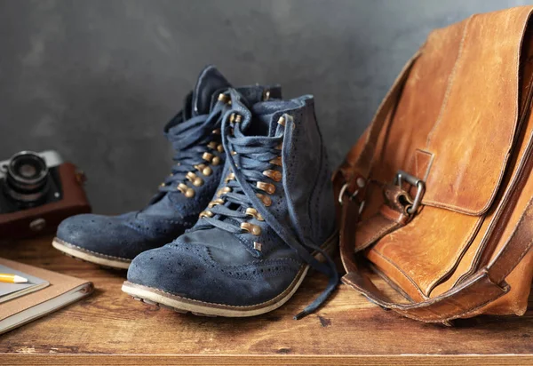 Alte Reise Vintage Stiefel Schuhe Und Ledertasche Holztisch Mit Wandhintergrund — Stockfoto