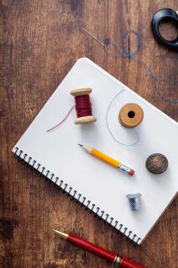 terzi veya dikiş aksesuarları ve malzemeler veya aletler, yaratıcı giysi mağazası kavramı
