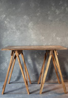 Beton duvar arkaplanı yakınındaki ahşap masa veya masa üstü, çalışma araçları için yer