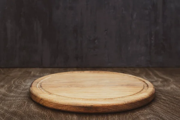 木桌处的披萨切板 带有壁面背景质感 — 图库照片