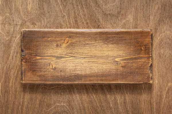 Ahşap arkaplan doku yüzeyinde eski tahta isim levhası veya isim plakası