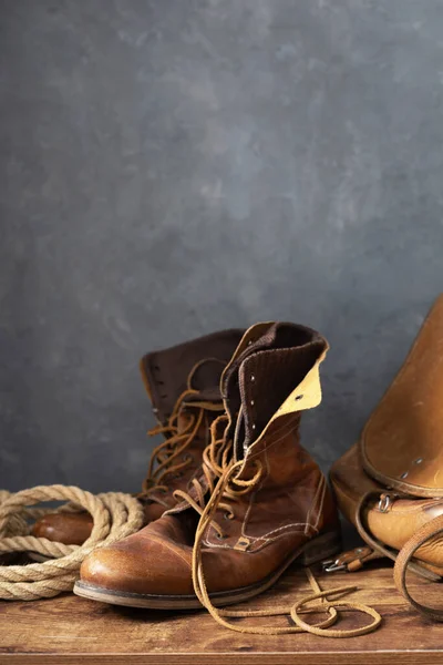 Vecchie Scarpe Viaggio Pelle Borsa Viaggio Vintage Tavolo Legno Con — Foto Stock