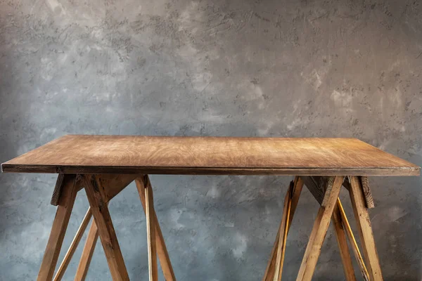 Ξύλινο Τραπέζι Τραπέζι Κοντά Τσιμεντένιο Τοίχο Φόντο Θέση Για Εργαλεία — Φωτογραφία Αρχείου