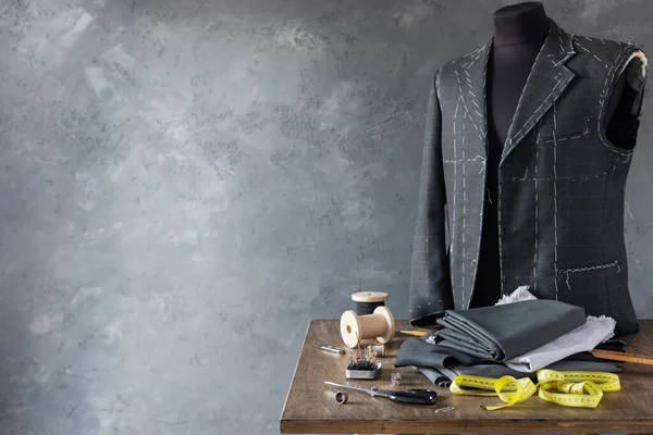 Erkek Terzi Mankeni Dikiş Aletleri Üzerine Takım Elbise Ceketi Yaratıcı — Stok fotoğraf