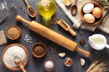 Masada ev yapımı ekmek pişirmek için fırın malzemeleri. Baker yiyecekleri, arka plan dokusunda fotokopi alanı ile ayarlandı. Düz üst görünüm