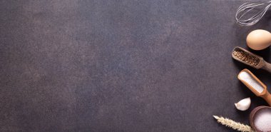 Masada ev yapımı ekmek pişirmek için fırın malzemeleri. Tarif için un yiyeceği ve yumurta. Taş arkaplan dokusunda fotokopi alanı ve düz konsept ile üst görünüm.