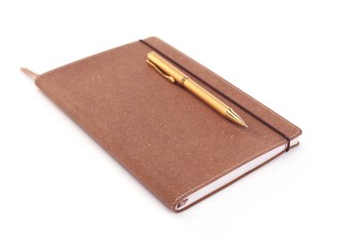 beyaz arkaplanda kalemle izole edilmiş defter ya da kağıt defter, deri pedi izole et