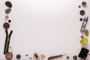 Aletli aksesuar ve malzemeler, yaratıcı konsept üst görünüm