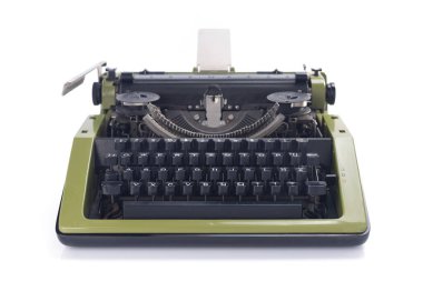 Beyaz arkaplanda izole edilmiş klasik daktilo, eski stil retro makine