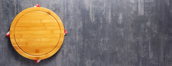 テーブルの石の表面にピザのまな板と布ナプキン テーブルの上や壁の背景のテクスチャでの食品レシピのコンセプトコピースペース パノラマ パノラマのトップビューのフラットレイアウト — ストック写真