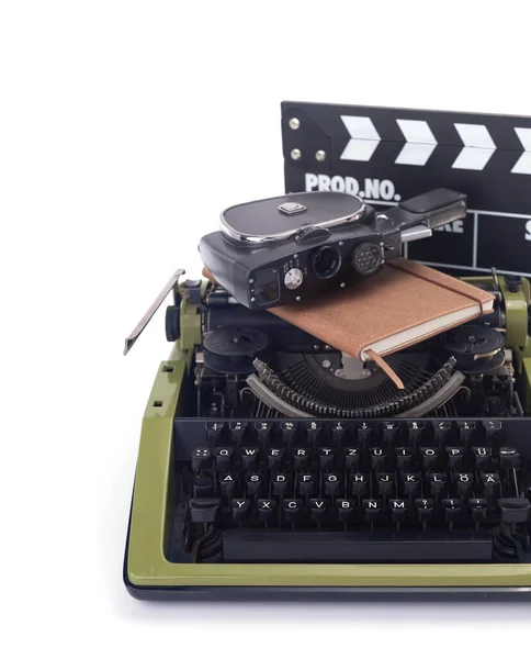 作者或编剧概念从老式复古打字机分离出来的白色背景 电影摄影机和电影拍板在桌面上 — 图库照片