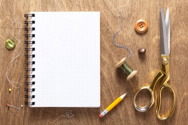 Ahşap masada aletleri olan aksesuar ya da dikiş malzemeleri, yaratıcı konsept üst görünüm