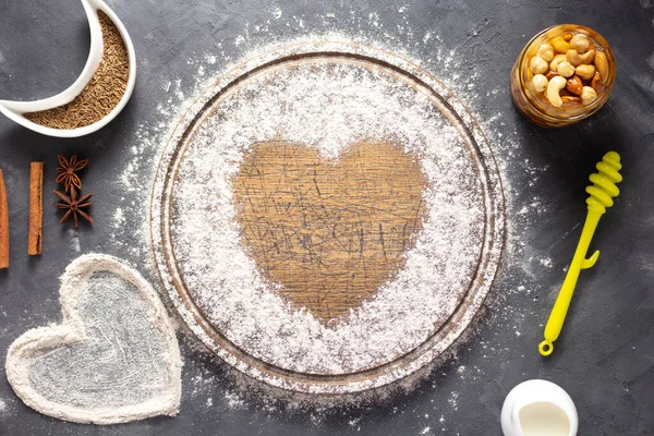 テーブルの上で自家製ベーキングのためのベーカリー成分と木製のパンまな板で小麦粉 食品のレシピクッキーの概念は コピースペースと石の背景テクスチャで 平面上面図 ストックフォト