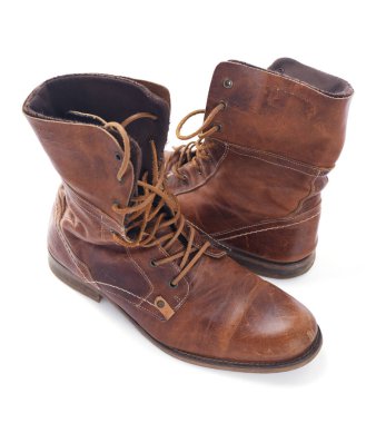 Beyaz arka planda izole edilmiş eski deri ayakkabılar.