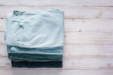 Eski ahşap arka plan dokusu masa yüzeyinde kot pantolon. Üst görünüm