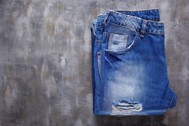 Masa yüzeyinin eski soyut arkaplan dokusu üzerindeki Denim kotu