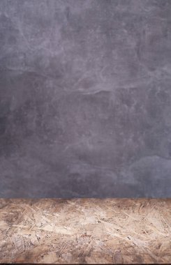 Osb veya yonga rafı ve beton duvar arka planının yanındaki masa. Tablonun ya da masaüstünün üstü