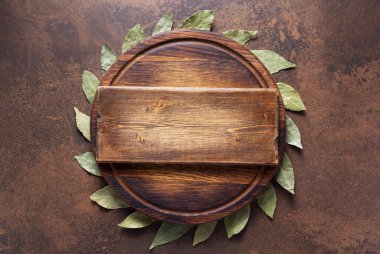 Pizza ya da ekmek kesme tahtası ve masada ev yapımı pişirme için defne yaprağı. Taş yemek tarifi konsepti ya da fotokopi alanı olan mermer arkaplan dokusu. Düz panorama yatağı, panoramik üst görünüm