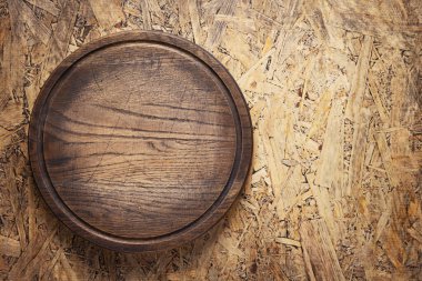 Masada ev yapımı pişirme için pizza ya da ekmek kesme tahtası. Yemek tarifi konsepti ahşap çizgili arka plan dokusu ve fotokopi alanı. Düz üst görünüm