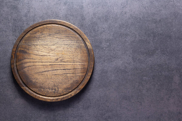 Доска для выпечки мяса или хлеба на столе. Концепция рецепта еды на каменном фоне текстуры с копировальным пространством. Плоский вид сверху