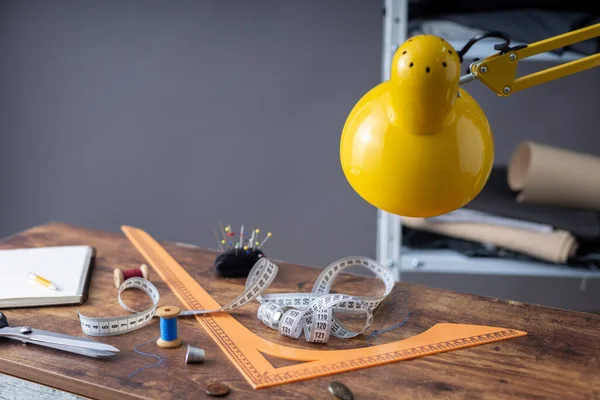 Accesorios Suministros Costura Costura Herramientas Con Cuaderno Mesa Madera Concepto — Foto de Stock