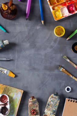 Soyut masa arkaplan dokusunda boya araçlarıyla boya fırçası ve tüpler. Sanat ressamı konsepti ve boya fırçası