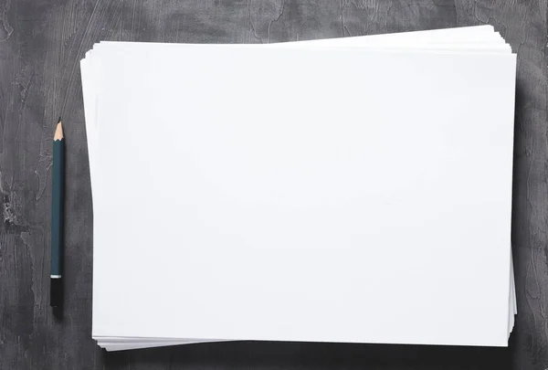 Papierstapel Und Bleistift Mit Leeren Seiten Auf Abstraktem Tischhintergrund Kreatives — Stockfoto