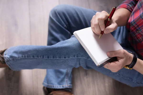 Hombre Sentado Piso Pensando Con Portátil Bolígrafo Concepto Creativo Estudiante — Foto de Stock