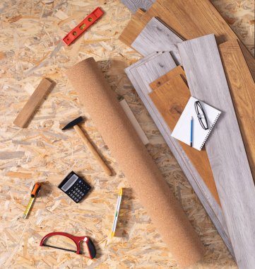 Osb ahşap arka plan dokusu ve aletleri laminate döşeme. Tahta kaplama döşeme tahtası kopyalama alanı ile