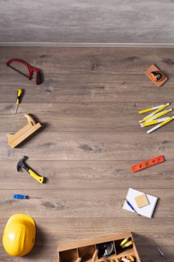 Ahşap zemin üzerinde aletler ve inşaat aletleri. İş onarım konsepti üst görünüm