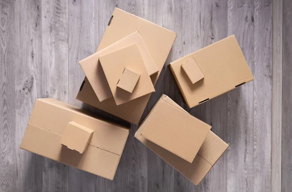 Hromada Lepenkové Krabice Podlahovém Laminátovém Pozadí Kartónové Krabice Stěhování Nového — Stock fotografie
