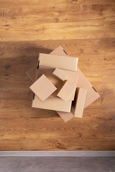 Hromada Lepenkové Krabice Podlahovém Laminátovém Pozadí Prázdný Pohled Shora Krabice — Stock fotografie