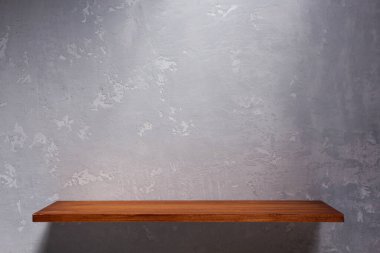 Ahşap raf, duvar arkaplan dokusu, soyut yüzey olarak. Gri duvar dokusunda kitap rafı