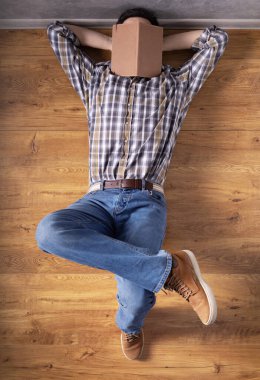 Zeminde dinlenen bir adam fikir ayrılığı düşünüyor. Erkek öğrenci yalan söylüyor ve kitap okuyor. Yaratıcı ilham çalışması konsepti