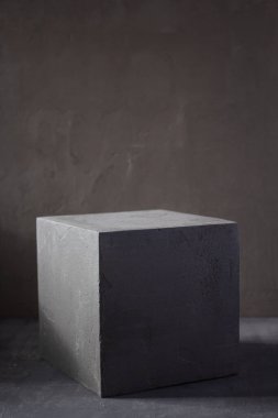Duvarın arka planında beton küp var. Soyut sanat veya minimalizm tasarımı konsepti